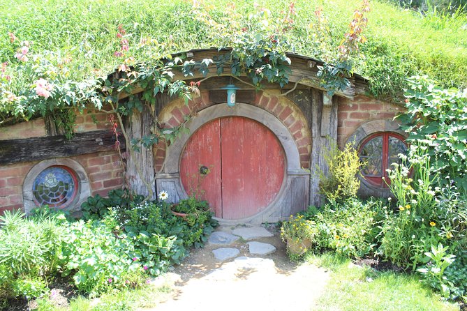 2-Day Hobbiton, Rotorua, Waitomo Caves Tour from Auckland with Accommodation - Your night in Rotorua
