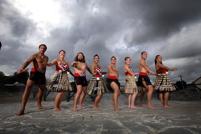 2 Day Waitomo Caves, Hobbiton Movie Set and Rotorua Tour from Auckland - The Māori evening and your night in Rotorua