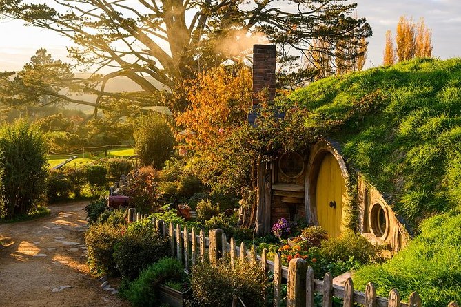 2 Day Waitomo Caves, Hobbiton Movie Set and Rotorua Tour from Auckland - Who should book this North Island tour?