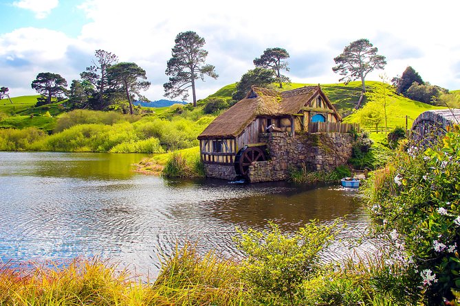 3 Day Waitomo Caves, Hobbiton Movie Set and Rotorua Tour from Auckland - Wai-O-Tapu shows Rotorua at its most colorful