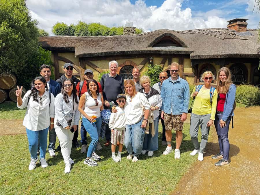 Auckland: Hobbiton and Rotorua Day Tour including Te Puia - From Auckland hotels into Waikato farmland