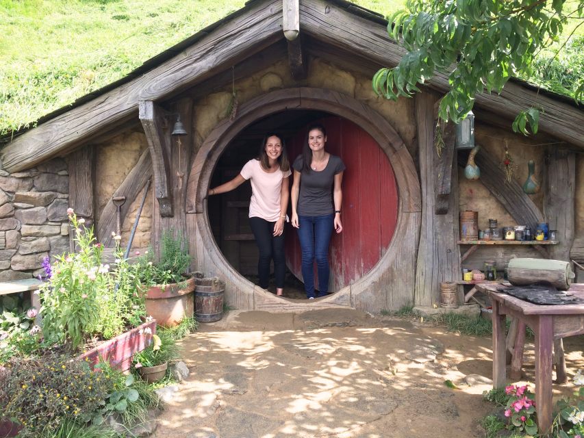 Auckland: Hobbiton Movie Set Day Trip with Festive Lunch - The return coach to Auckland
