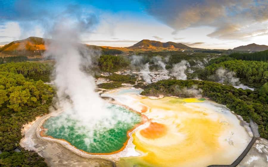 Auckland: Hobbiton, Rotorua and Wai-O-Tapu Day Tour - Hobbiton and the road into the Shire