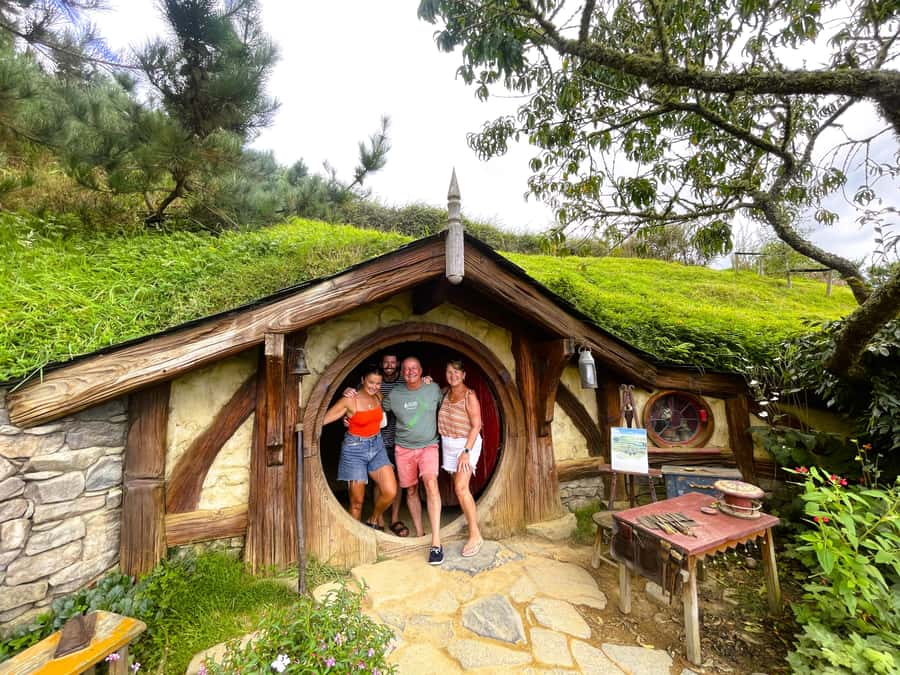 Auckland: Hobbiton, Rotorua and Wai-O-Tapu Day Tour - Crossing Waikato by minibus