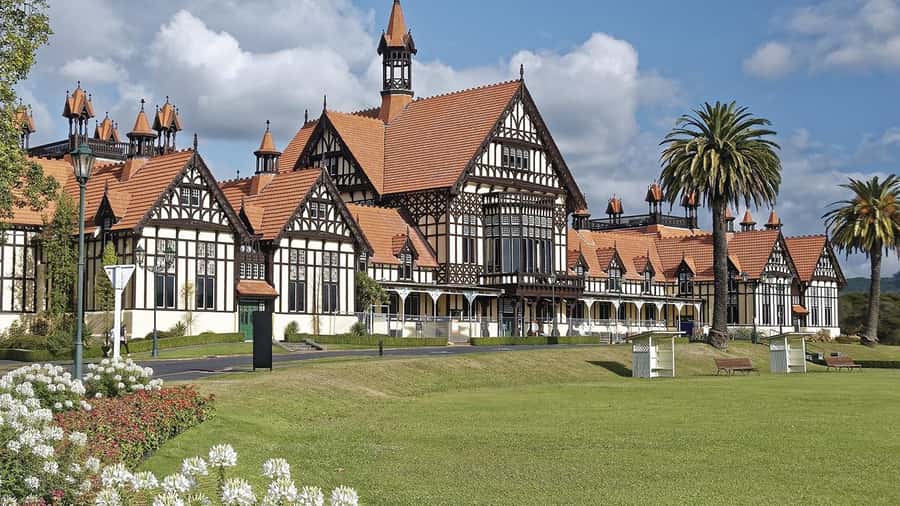 Auckland: Hobbiton, Waitomo Caves, and Rotorua 1-Way Tour - What the $256 price really covers
