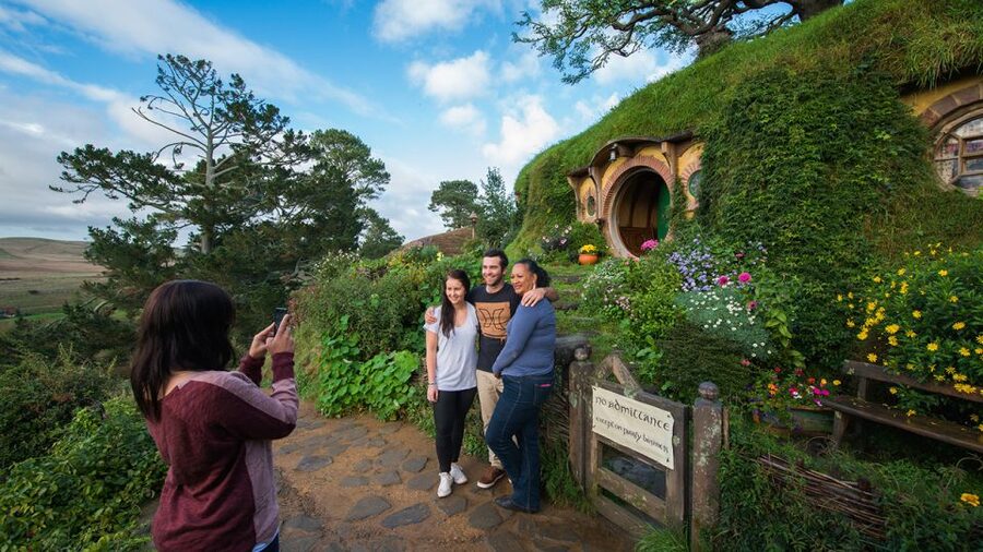 Auckland: Hobbiton & Waitomo Caves Small-Group Tour & Lunch - Should you book it?