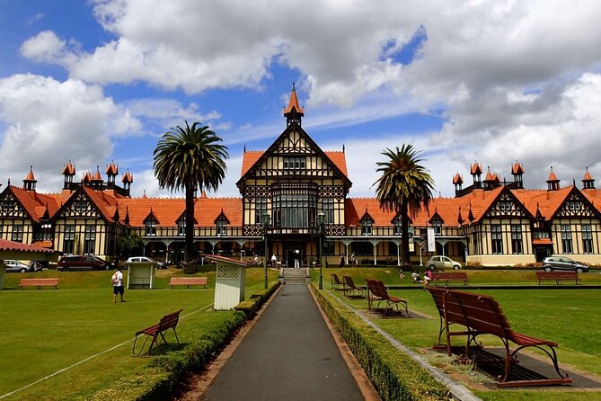 Auckland to Rotorua, Hobbiton and Waitomo 1 Way Small Group Tour - Who should book this day?