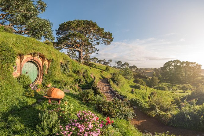 Auckland to Rotorua via Hobbiton Small Group Tour (One Way) - Tirau and the road toward Rotorua