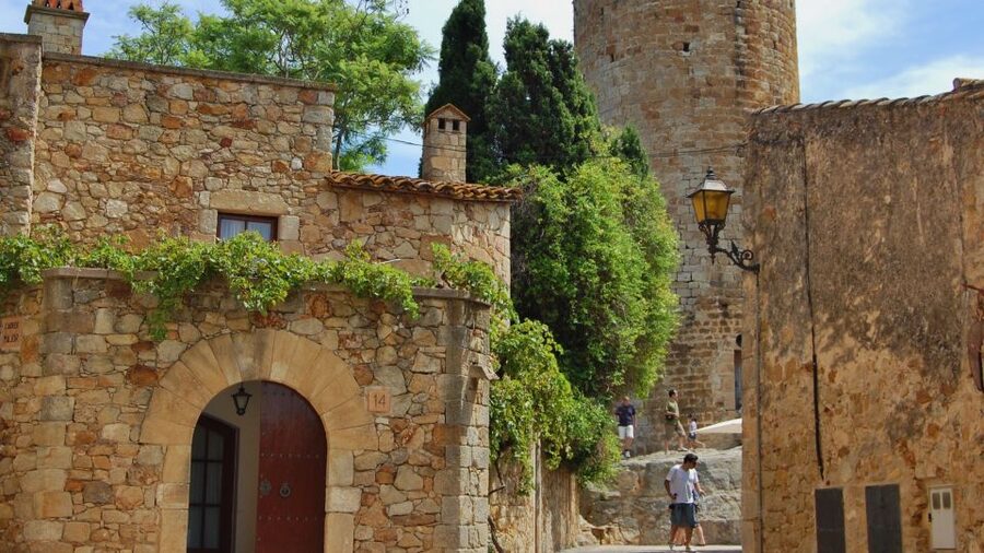 Barcelona: Girona Game of Thrones Private Tour with Pickup - Onyar River and Gustave Eiffel’s bridge