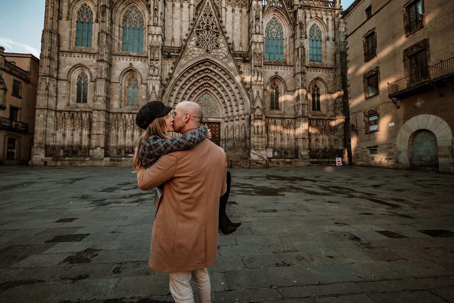 Barcelona: Gothic Quarter Cinematic Photoshoot and Guide - Why this short Gothic Quarter photoshoot works