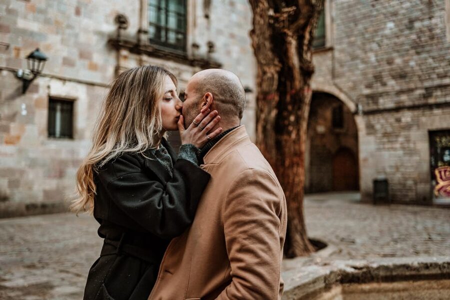 Barcelona: Gothic Quarter Cinematic Photoshoot and Guide - A small group with practical photography help