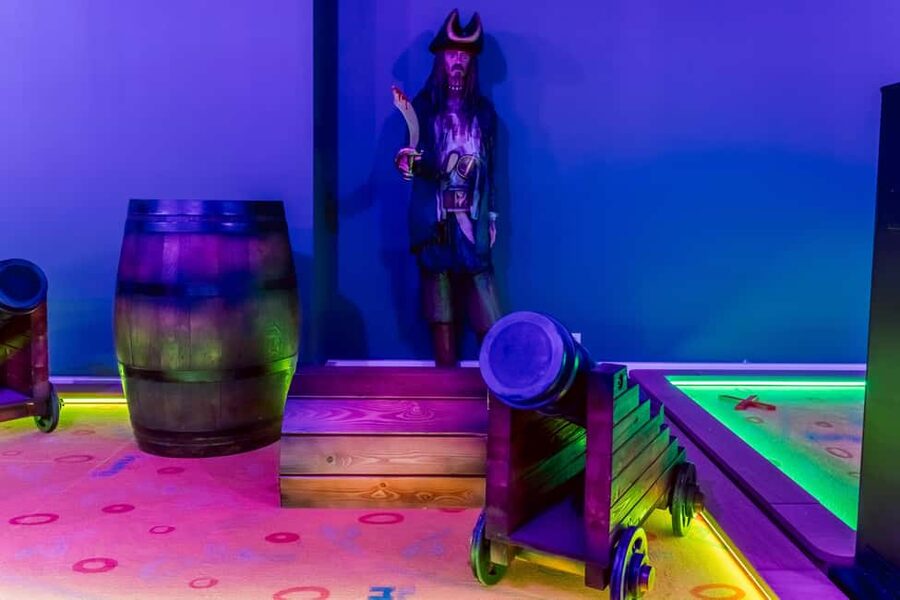 Cologne: Adventure Minigolf – Interactive tour through movie sets! - What Adventure Minigolf at 7th Space actually is