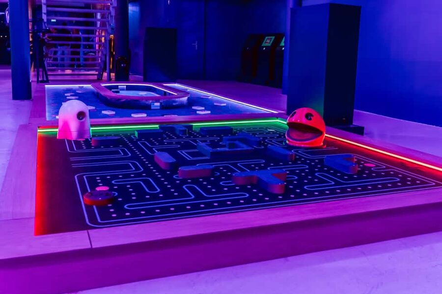 Cologne: Adventure Minigolf – Interactive tour through movie sets! - Sixteen courses, with Pacman and Jack Sparrow in the mix