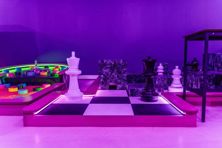 Cologne: Adventure Minigolf – Interactive tour through movie sets! - Why the indoor basement setting matters