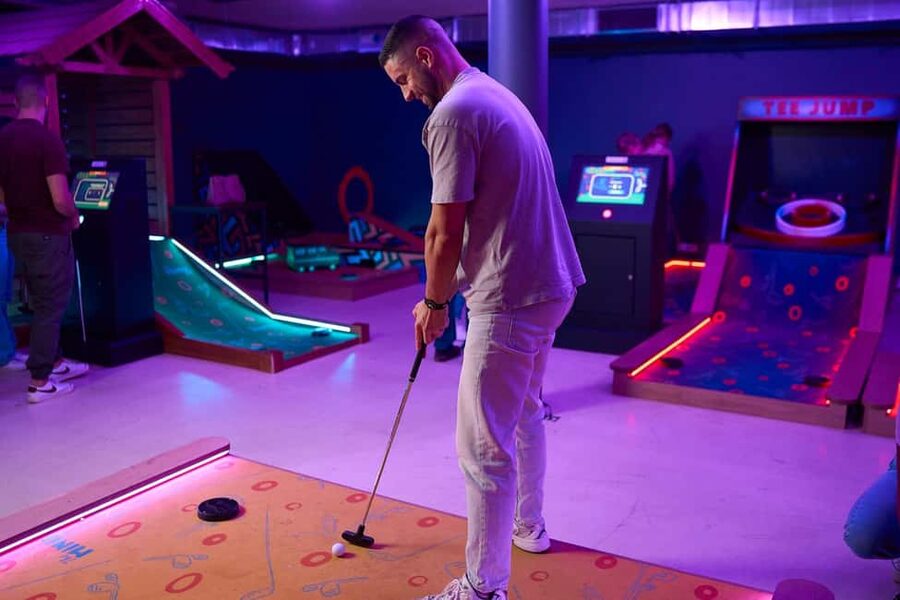 Cologne: Adventure Minigolf – Interactive tour through movie sets! - The opening introduction gets you ready to play