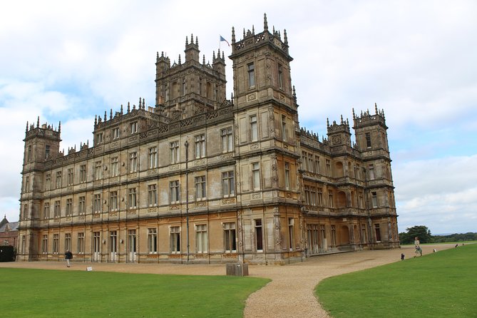 Downton Abbey and Village Small Group Tour from London - Three hours at the castle: enough or not?