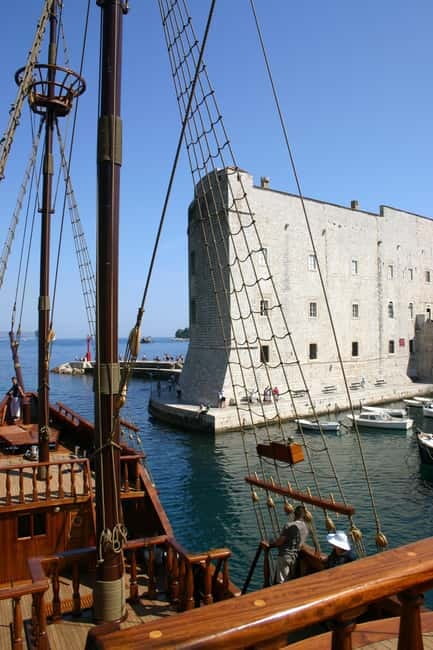 Dubrovnik: Karaka - Game of Thrones Cruise & Walking Tour - Entering Old Town by ship