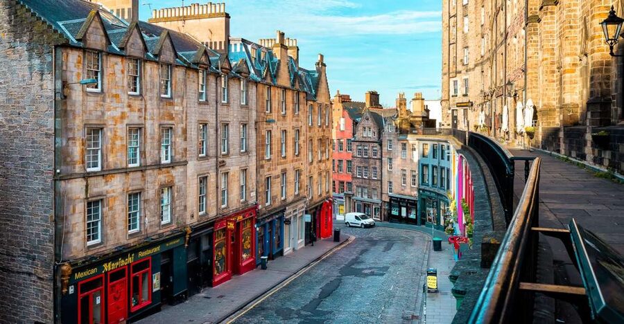 Edinburgh: Guided Harry Potter Tour in French - The graveyard, names, and darker clues