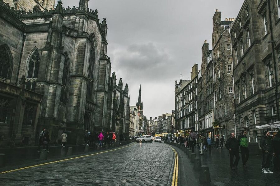 Edinburgh: Harry Potter Origins Tour & Gin Tasting Combo - Old Town streets and Greyfriars Kirkyard