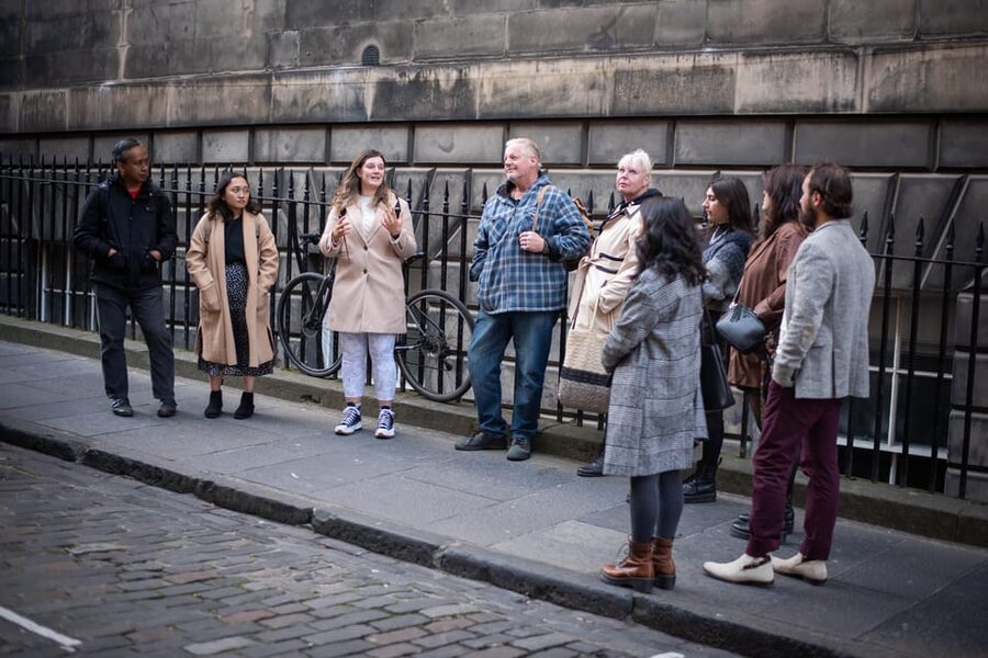 Edinburgh: Harry Potter Tour & Amazing Illusions Experience - Edinburgh Castle views and the route to Victoria Street