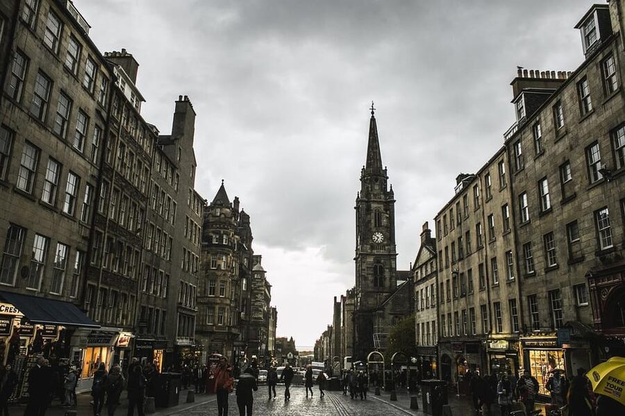 Edinburgh: Harry Potter Tour & Amazing Illusions Experience - City Chambers and Rowling’s Edinburgh legacy