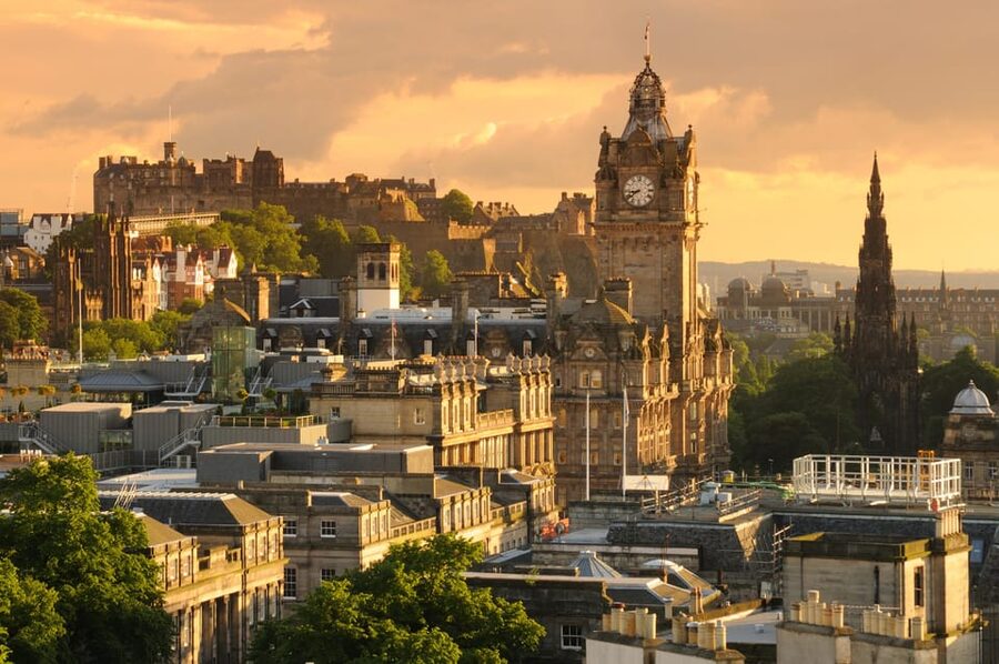 Edinburgh - Magical Harry Potter Highlights & Wizards Tour - Starting beneath The Balmoral clock