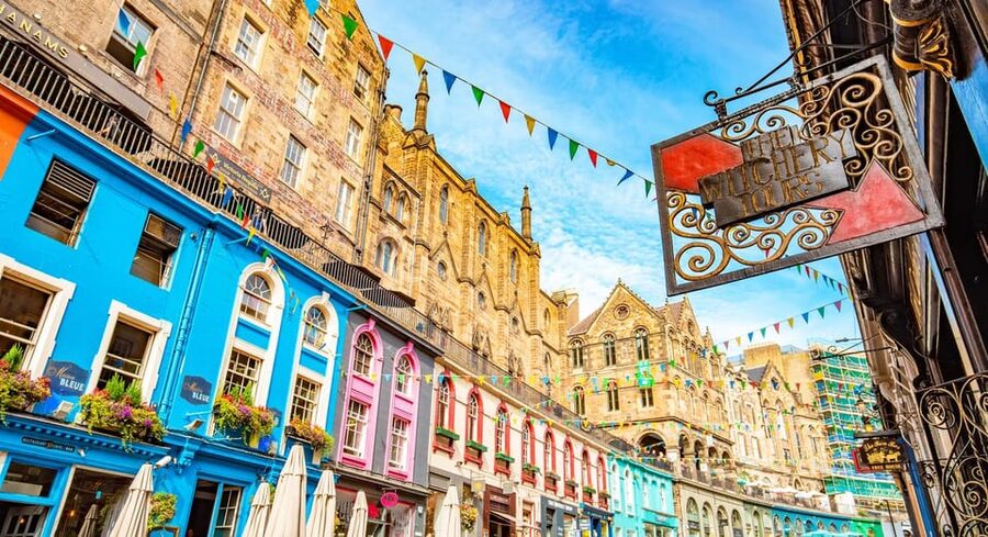 Edinburgh - Magical Harry Potter Highlights & Wizards Tour - Deacon Brodie’s Tavern and Edinburgh’s storytelling