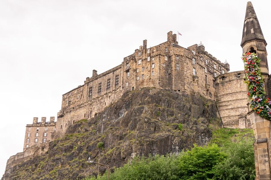 French Language : Original Harry Potter Tour of Edinburgh - Greyfriars Kirkyard and Tom Riddle’s grave