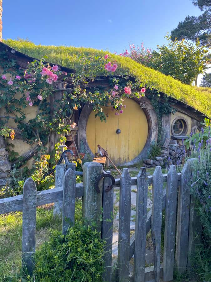 From Auckland: Hobbiton & Hamilton Gardens Small Group Tour - Booking details worth knowing