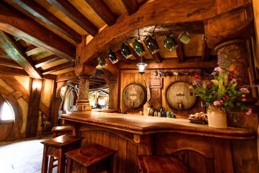 From Auckland: Hobbiton Movie Set Full-Day Small-Group Trip - A drink at The Green Dragon