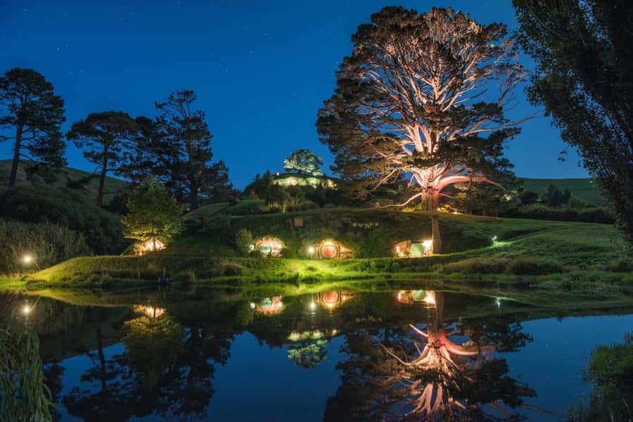 From Auckland: Hobbiton Movie Set - Private Tour - Bag End and the best photo stops