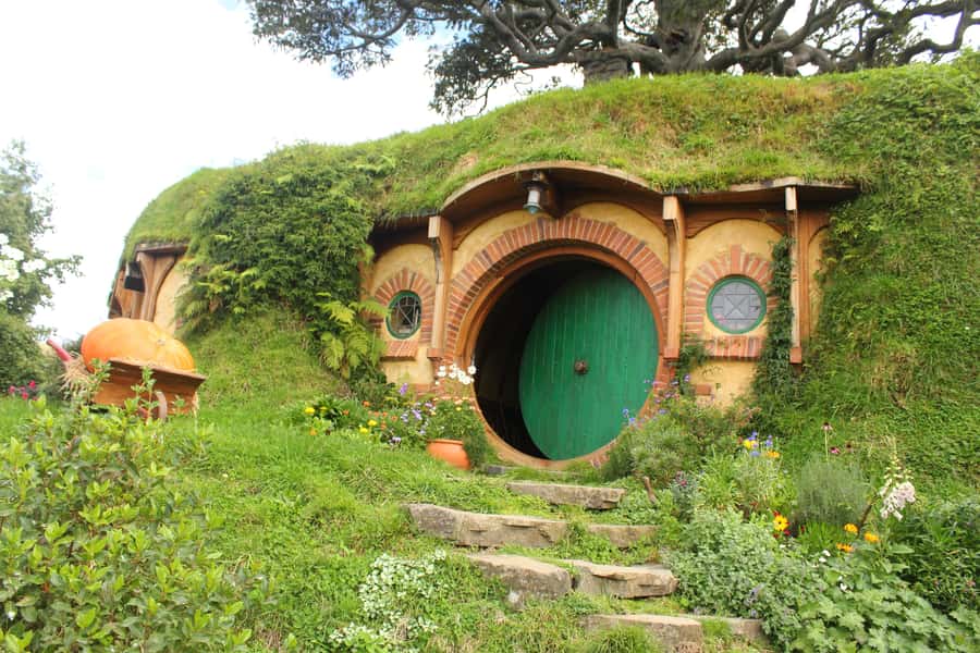 From Auckland: Hobbiton Movie Set Private Tour (Flexible) - The Auckland pickup and 1,250-acre farm drive