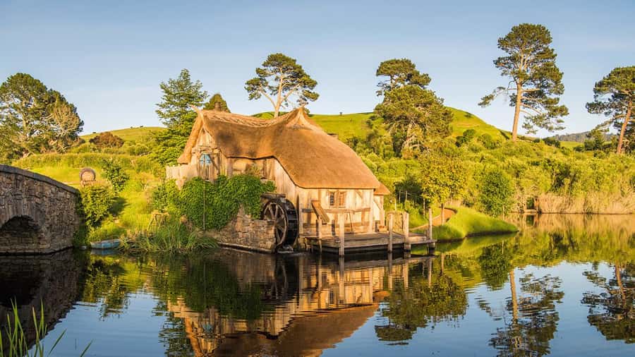 From Auckland: Hobbiton Movie Set Small Group Tour - A drink at the Green Dragon Inn