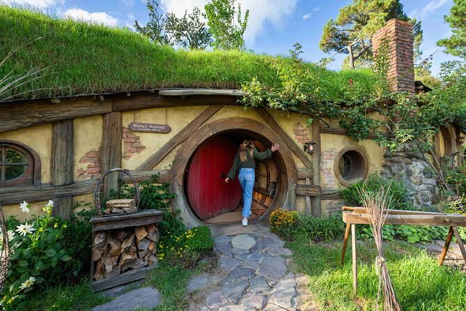 From Auckland:Hobbiton Movie Set & Waitomo Caves Small Group Tour - Lunch in the Waitomo district