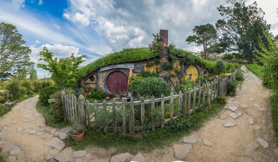 From Auckland: Hobbiton & Waitomo Caves Day Trip with Lunch - Hobbiton’s ten acres of Middle-earth