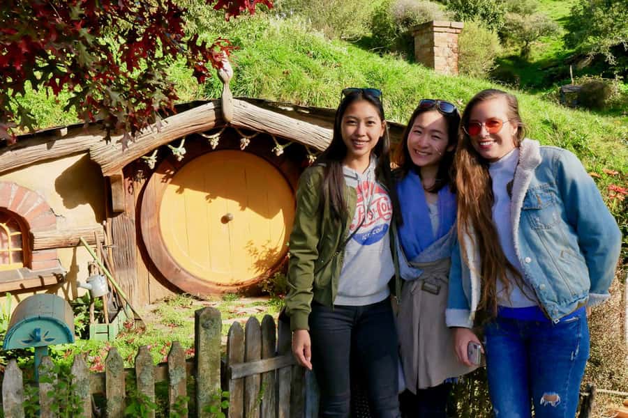 From Auckland: Hobbiton & Waitomo Caves Full-Day Trip - Hobbiton: a movie set that works beyond the films