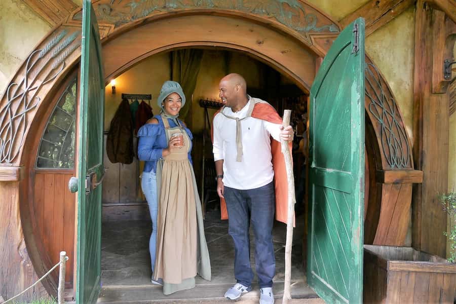 From Auckland: Hobbiton & Waitomo Caves Full-Day Trip - Lunch, timing, and what to pack