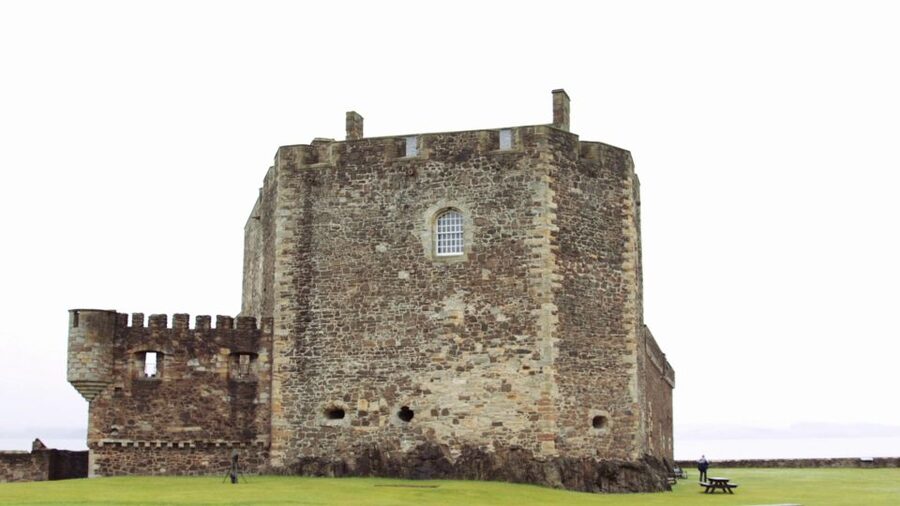 From Edinburgh: Outlander Full-Day Tour in Spanish - Doune Castle, from medieval fortress to screen favorite
