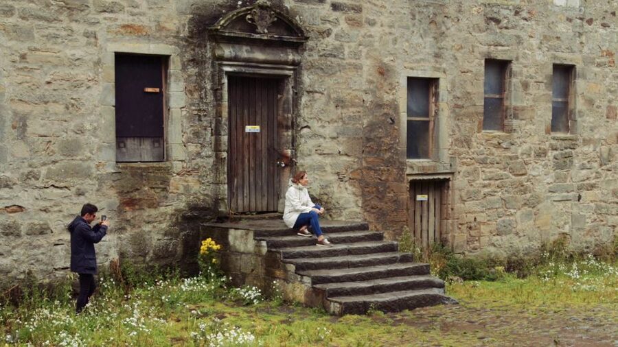 From Edinburgh: Outlander Full-Day Tour in Spanish - What the Spanish guide adds
