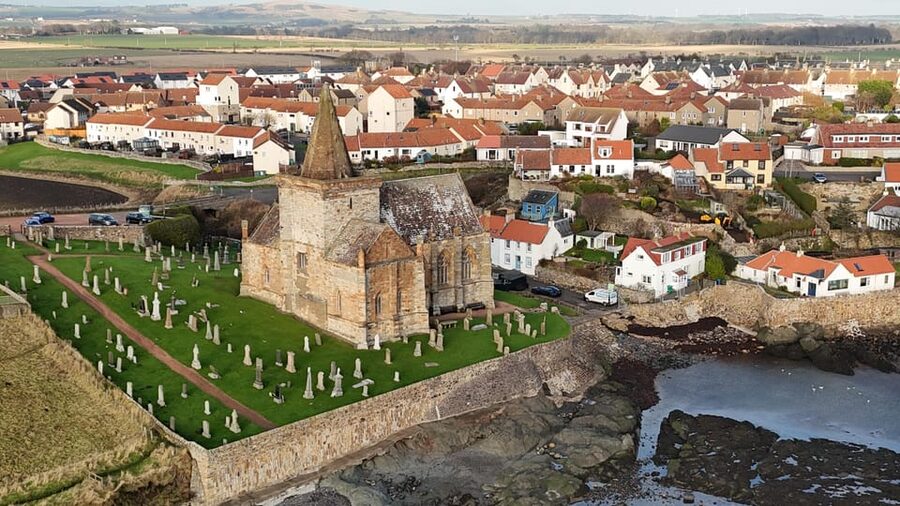From Edinburgh: Private Outlander location tour - Adding St Andrews and family history
