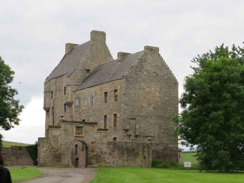 From Glasgow: Outlander Adventure Tour with Tickets - Culross and the streets of Cranesmuir