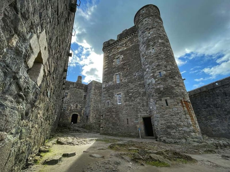From Glasgow: Outlander Castles and The Scottish Countryside - The guide and language options