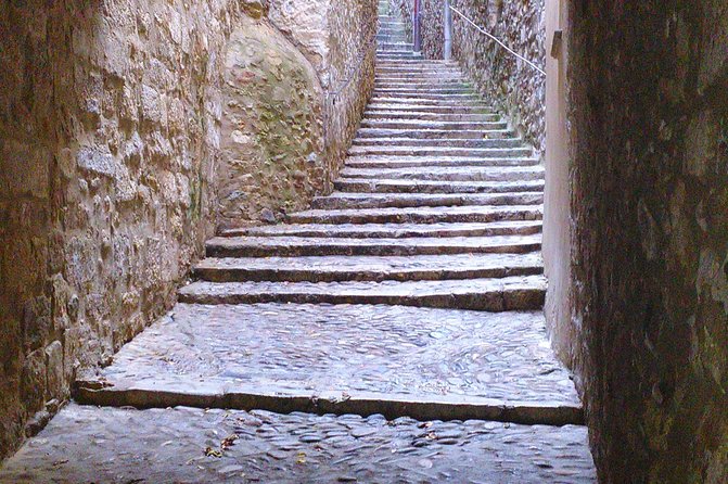 Game Of Thrones Walking Tour in Girona - What the guides add to the walk