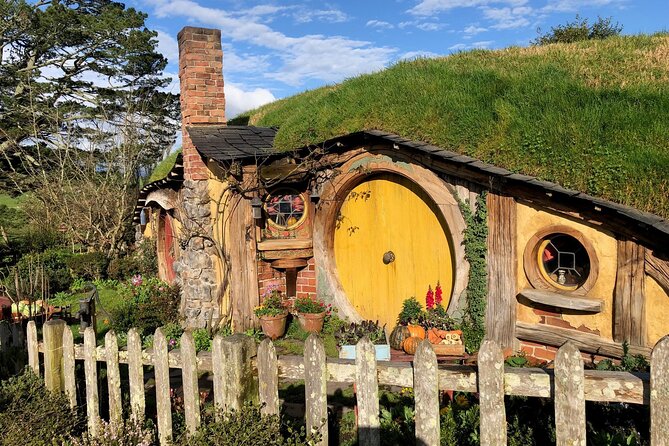 Hobbiton Movie Set Day Tour - Entering Hobbiton, the film set that feels lived in