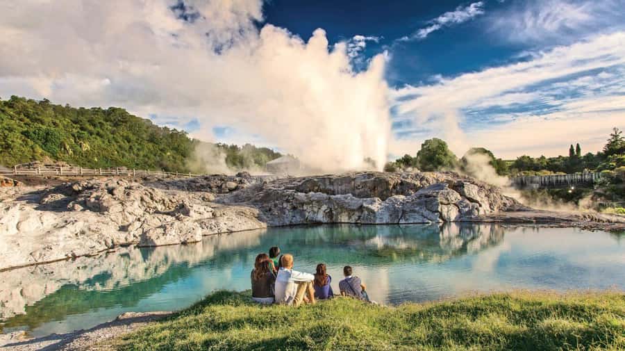Hobbiton Movie Set & Te Puia Geothermal Valley Private Tour - Pohutu Geyser and Rotorua’s geothermal ground