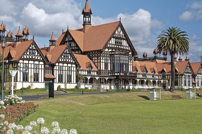 Hobbiton & Rotorua Small Group Day Tour inc Te Puia from Auckland - Tirau and the Waikato drive