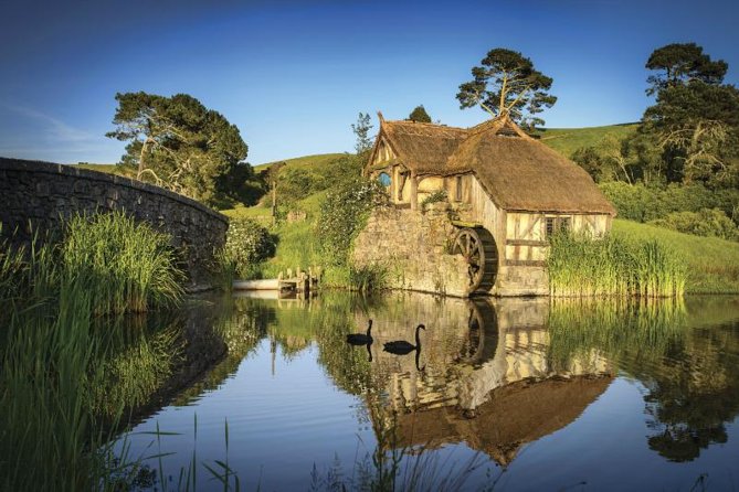Hobbiton & Waitomo Caves Guided Day Trip from Auckland incl lunch - The 6:30 am departure from Auckland
