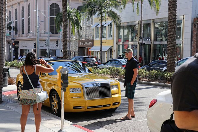 Hollywood and Celebrity Homes Bus Tour - Beverly Hills Sign and the mansion streets