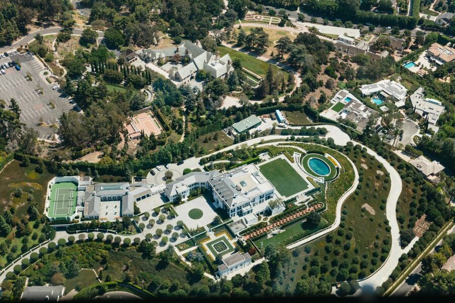Hollywood & Beverly Hills Celebrity Helicopter Tour - Universal Studios, the Hollywood Bowl, and Warner Bros. Studios