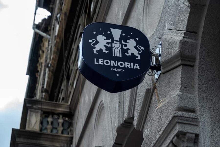 Leonoria Quizboxing- TV show-style team event in Budapest - Language choices and the role of the game master